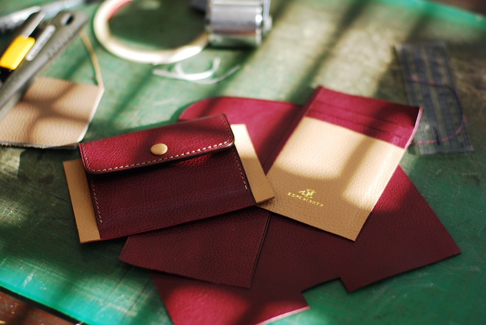 定番『三つ折り財布』革色パープル×革色トープで製作中のひとコマです。